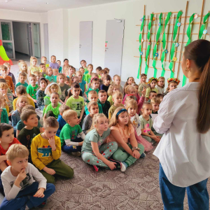 Wspólne gry i zabawy na holu przedszkolnym