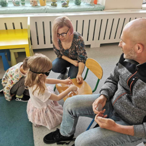 Dziecko za pomocą zmysłu smaku i dotyku odgaduje zagadkę. 