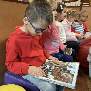 Dzieci z grupy "Jeżyki" w bibliotece