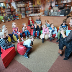 Dzieci z grupy "Żabki" w bibliotece