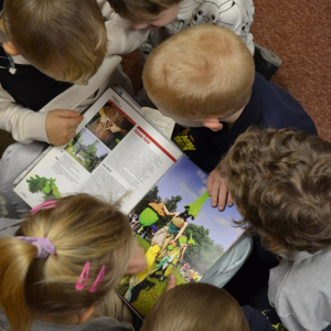 Dzieci z grupy "Motylki" w bibliotece