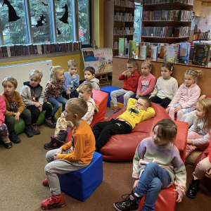 Dzieci z grupy "Jeżyki" w bibliotece