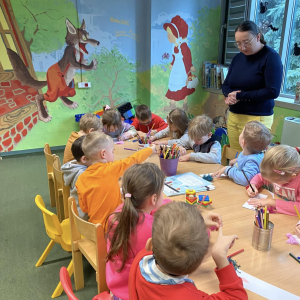 Dzieci z grupy "Jeżyki" w bibliotece