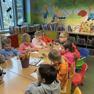 Dzieci z grupy "Jeżyki" w bibliotece