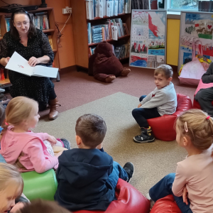 Dzieci z grupy "Żabki" w bibliotece