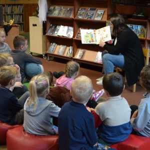 Dzieci z grupy "Motylki" w bibliotece