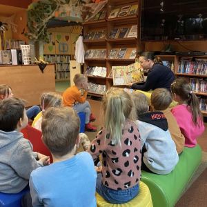 Dzieci z grupy "Jeżyki" w bibliotece