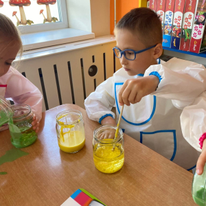  Eksperyment ,,Tańczące kropelki