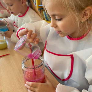  Eksperyment ,,Tańczące kropelki