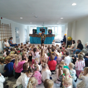 dzieci oglądają teatrzyk