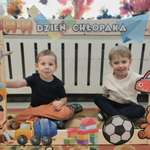 Przedszkolaki świętują Dzień Chłopaka