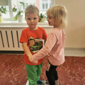 Przedszkolaki świętują Dzień Chłopaka