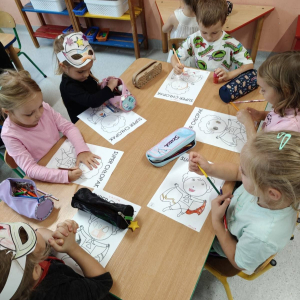 Przedszkolaki świętują Dzień Chłopaka