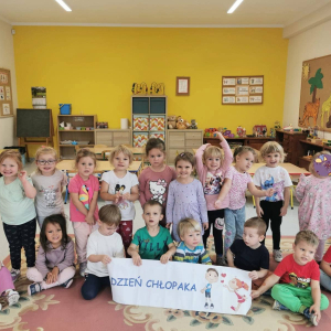 Przedszkolaki świętują Dzień Chłopaka