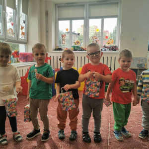 Przedszkolaki świętują Dzień Chłopaka