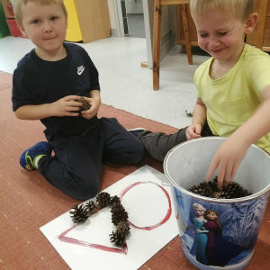 Przedszkolaki świętują Dzień Chłopaka