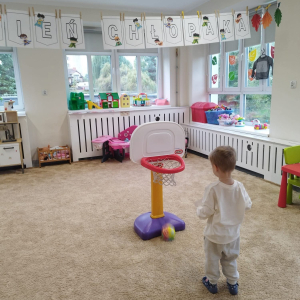 Przedszkolaki świętują Dzień Chłopaka