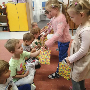 Przedszkolaki świętują Dzień Chłopaka