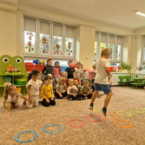 Przedszkolaki świętują Dzień Chłopaka