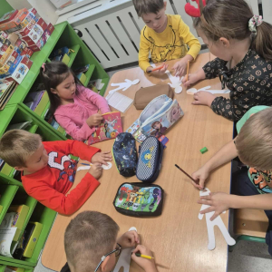 Przedszkolaki świętują Dzień Chłopaka