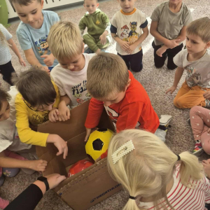 Przedszkolaki świętują Dzień Chłopaka