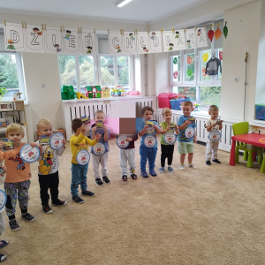 Przedszkolaki świętują Dzień Chłopaka