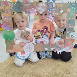 Przedszkolaki świętują Dzień Chłopaka