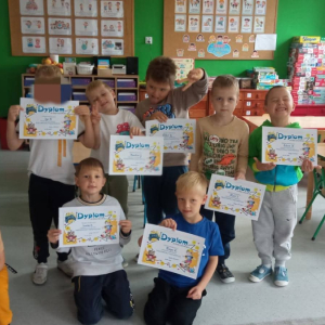 Przedszkolaki świętują Dzień Chłopaka