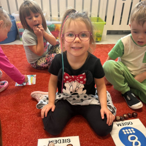 Dzieci przeliczają kasztany.