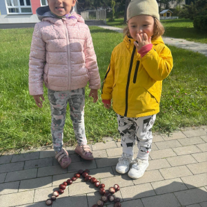 Dzieci rozwijają  kompetencje matematyczne poprzez praktyczne działania w naturalnym środowisku.