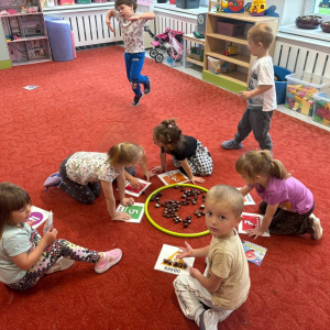 Dzieci przeliczają kasztany.