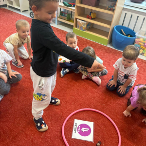 Dzieci przeliczają kasztany.