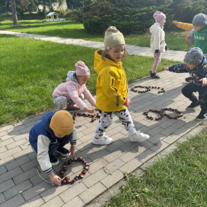 Dzieci rozwijają  kompetencje matematyczne poprzez praktyczne działania w naturalnym środowisku.