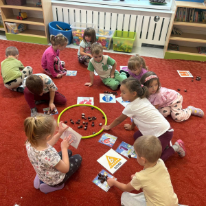 Dzieci przeliczają kasztany.