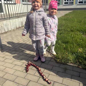 Dzieci rozwijają kompetencje matematyczne poprzez praktyczne działania w naturalnym środowisku.