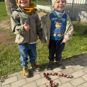 Dzieci rozwijają kompetencje matematyczne poprzez praktyczne działania w naturalnym środowisku.