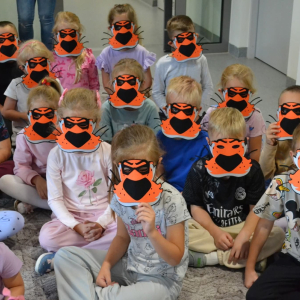 Dzieci uczestniczą w zabawach z okazji Światowego Dnia Zwierząt.