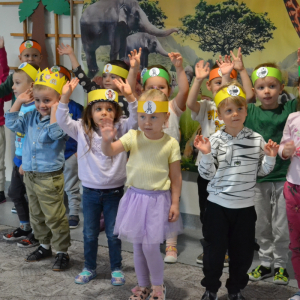 Dzieci uczestniczą w zabawach z okazji Światowego Dnia Zwierząt.