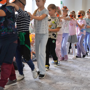 Dzieci uczestniczą w zabawach z okazji Światowego Dnia Zwierząt.