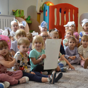 Dzieci uczestniczą w zabawach z okazji Światowego Dnia Zwierząt.