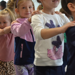 Dzieci uczestniczą w zabawach z okazji Światowego Dnia Zwierząt.