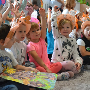 Dzieci uczestniczą w zabawach z okazji Światowego Dnia Zwierząt.