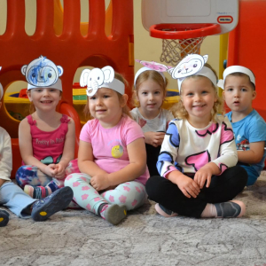 Dzieci uczestniczą w zabawach z okazji Światowego Dnia Zwierząt.