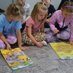 Dzieci uczestniczą w zabawach z okazji Światowego Dnia Zwierząt.