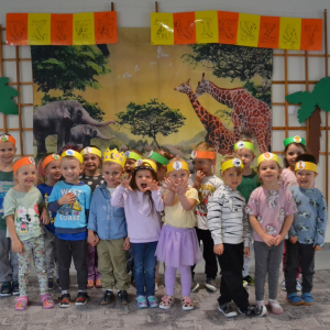 Dzieci uczestniczą w zabawach z okazji Światowego Dnia Zwierząt.