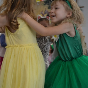 Dzieci uczestniczą w zabawach z okazji Światowego Dnia Zwierząt.