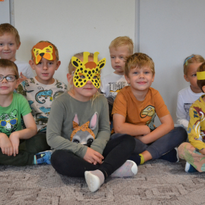 Dzieci uczestniczą w zabawach z okazji Światowego Dnia Zwierząt.