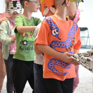 Dzieci uczestniczą w zabawach z okazji Światowego Dnia Zwierząt.