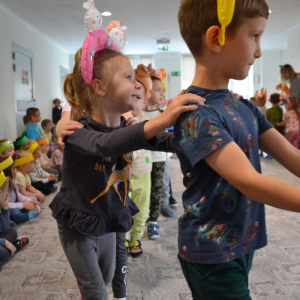 Dzieci uczestniczą w zabawach z okazji Światowego Dnia Zwierząt.