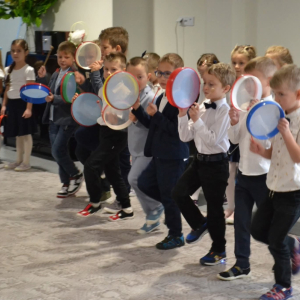 Dzieci uczestniczą w obchodach Dnia Edukacji Narodowej.